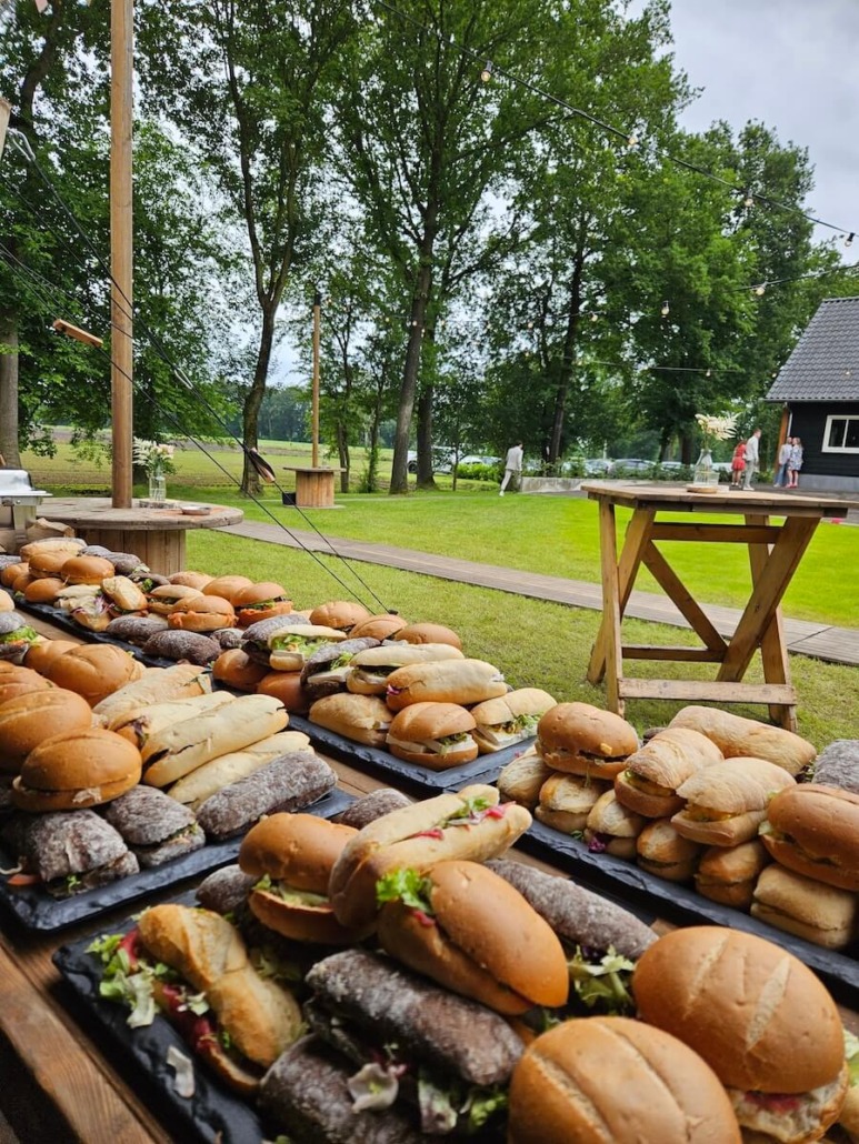 bedrijfslunch op kantoor of locatie, opgemaakte broodjes