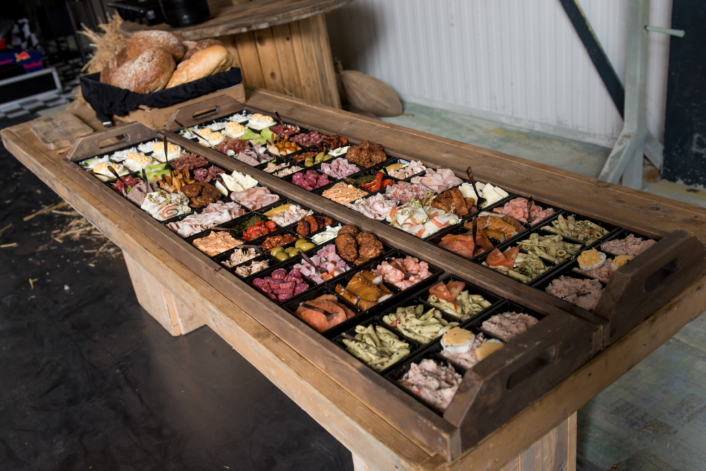 catering otterlo voor particulieren, smalplank gevuld met borrelhapjes