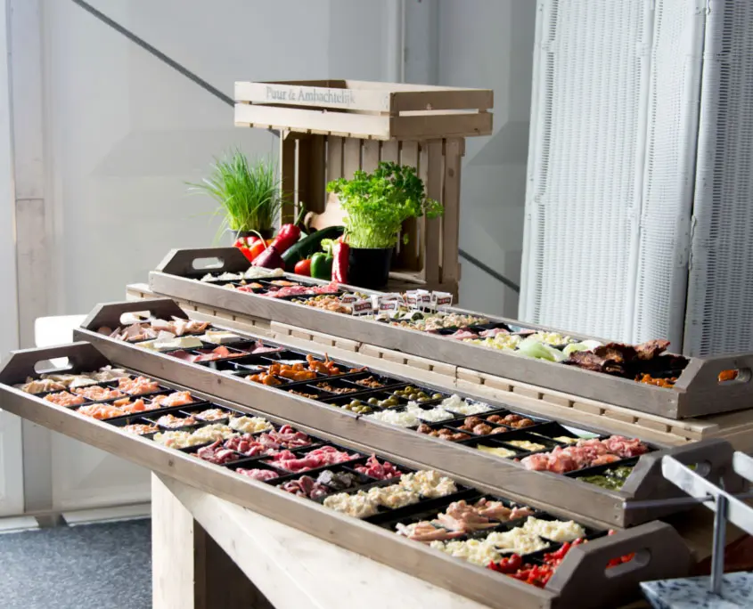 catering in veenendaal met luxe borrelplank hapjes