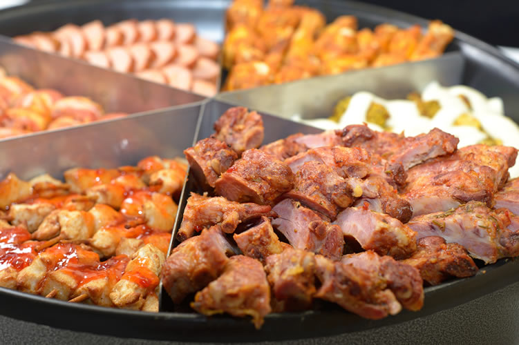 catering wageningen, partyhapjes schaal met borrelhapjes op bedrijfsvent