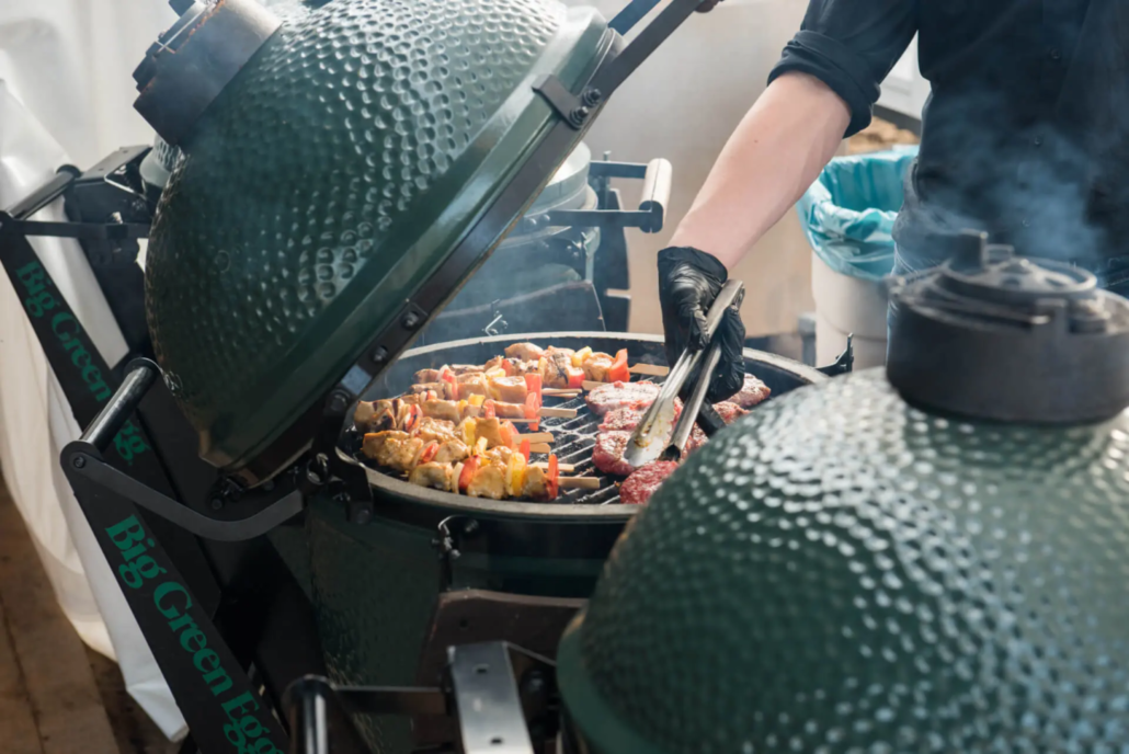 green-egg-bbq met vlees